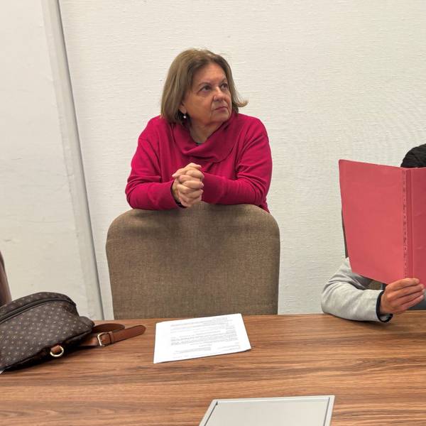 Der geständige Einbrecher mit einer Dolmetscherin beim Prozessauftakt im Kölner Landgericht