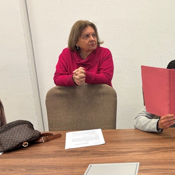 Der geständige Einbrecher mit einer Dolmetscherin beim Prozessauftakt im Kölner Landgericht