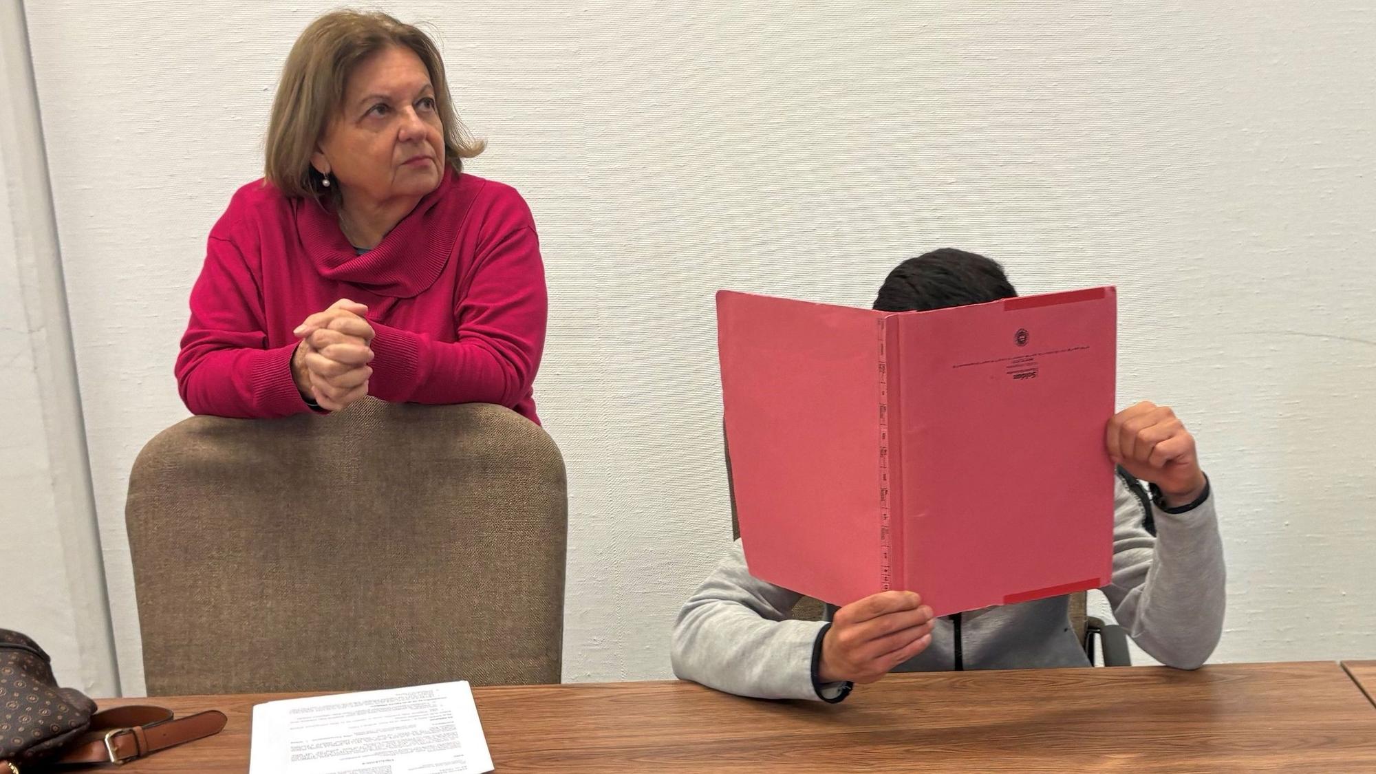 Der geständige Einbrecher mit einer Dolmetscherin beim Prozessauftakt im Kölner Landgericht