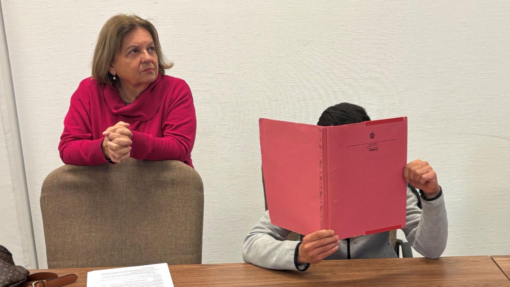 Der geständige Einbrecher mit einer Dolmetscherin beim Prozessauftakt im Kölner Landgericht.