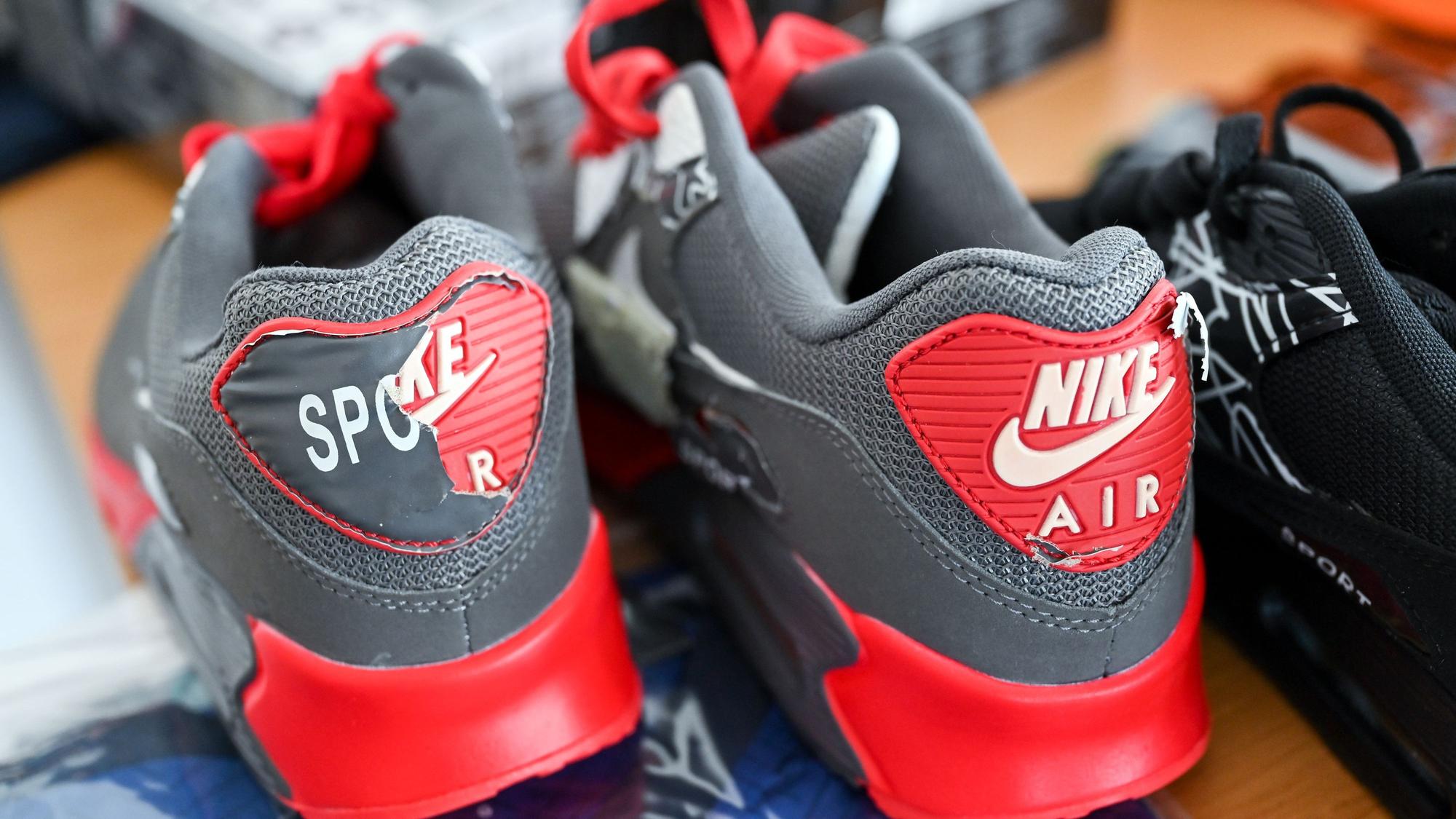 Das Bild zeigt gefälschte Sportschuhe des Herstellers Nike. Foto: Hendrik Schmidt/dpa