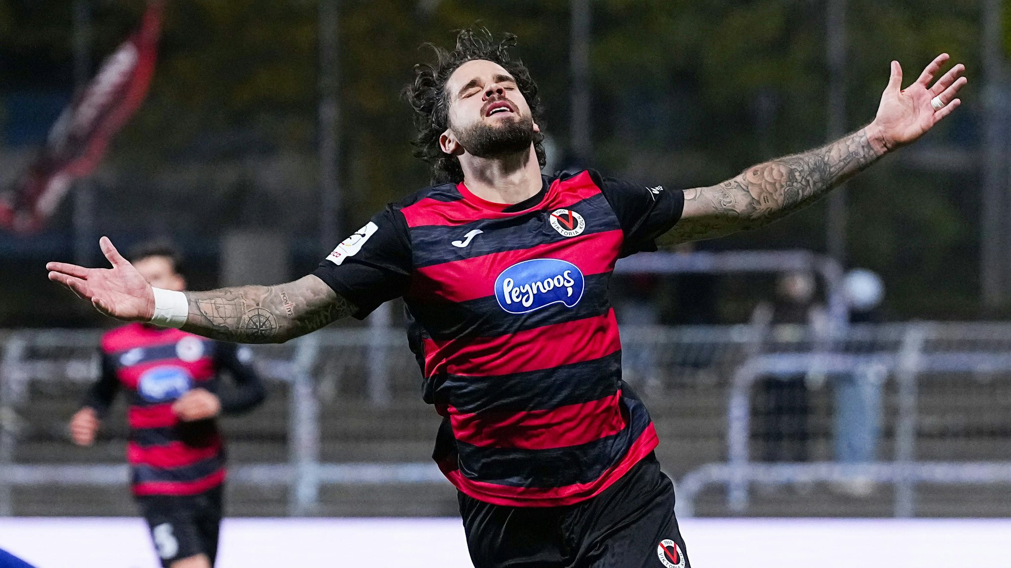 31.10.2025, xydrx, Fußball, 3.Liga, FC Viktoria Köln - FC Ingolstadt 04, Saison 2025 2026, Sportpark Höhenberg: Torjubel nach dem Tor zum 2:1 für den FC Viktoria Köln durch Torschütze Lex-Tyger Lobinger FC Viktoria Köln 9 DFB regulations prohibit any use of photographs as image sequences and or quasi-video. Nordrhein-Westfahlen Deutschland *** 31 10 2025, xydrx, Football, 3 Liga, FC Viktoria Köln FC Ingolstadt 04, Saison 2025 2026, Sportpark Höhenberg Torjubel nach dem Tor zum 2 1 für den FC Viktoria Köln durch Torschütze Lex Tyger Lobinger FC Viktoria Köln 9 DFB regulations prohibit any use of photographs as image sequences and or quasi video Nordrhein Westfahlen Germany