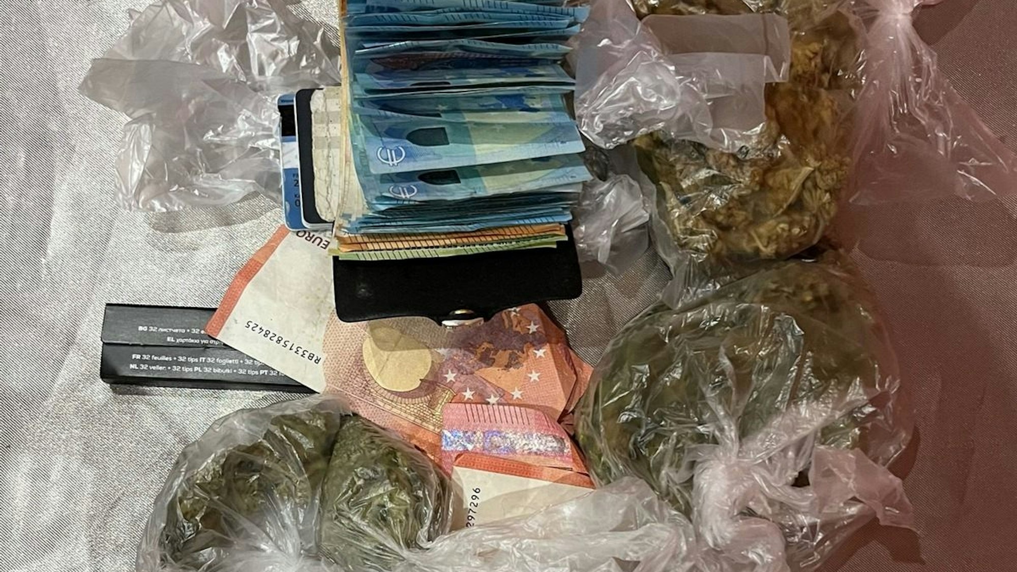 Das Bild zeigt von der Polizei beschlagnahmte Drogen und Bargeld.