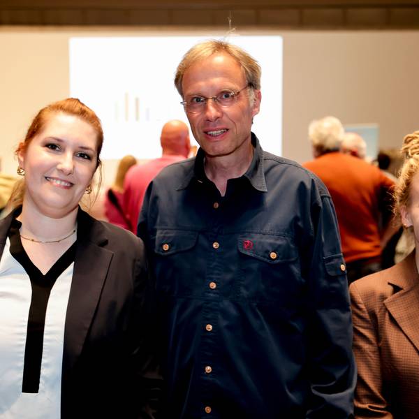 Linken-Parteichefin Nadine Mai (links) mit den beiden Fraktionsvorsitzenden Heiner Kockerbeck und Isabel Gerken am Wahlabend im Rathaus.