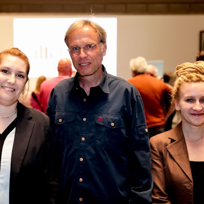 Linken-Parteichefin Nadine Mai (links) mit den beiden Fraktionsvorsitzenden Heiner Kockerbeck und Isabel Gerken am Wahlabend im Rathaus.