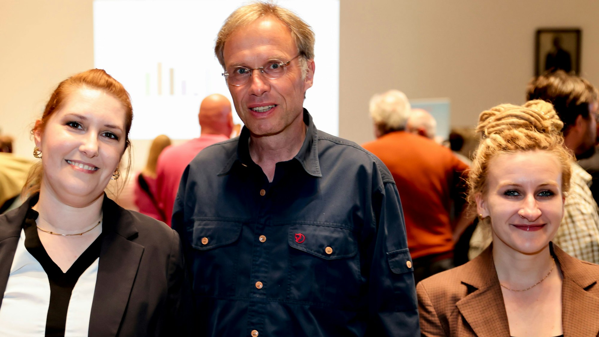 Linken-Parteichefin Nadine Mai (links) mit den beiden Fraktionsvorsitzenden Heiner Kockerbeck und Isabel Gerken am Wahlabend im Rathaus.