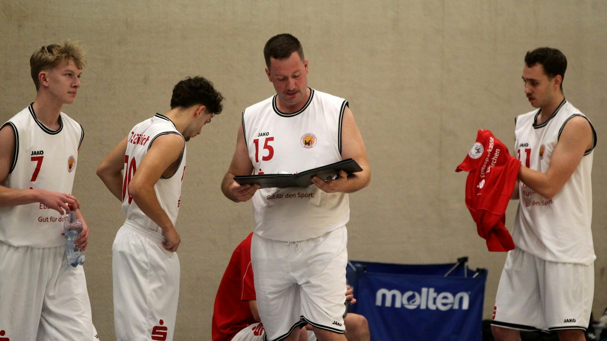 Spielertrainer Christian Antons hat den Matchplan in der Hand.