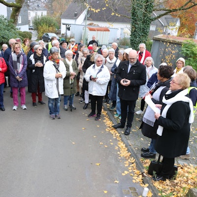 Das Foto zeigt Teilnehmer einer Gedenkfeier anlässlich der Reichspogromnacht.
