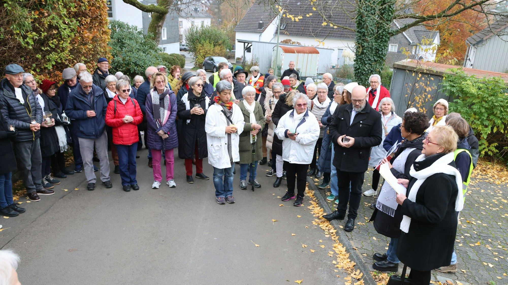 Das Foto zeigt Teilnehmer einer Gedenkfeier anlässlich der Reichspogromnacht.
