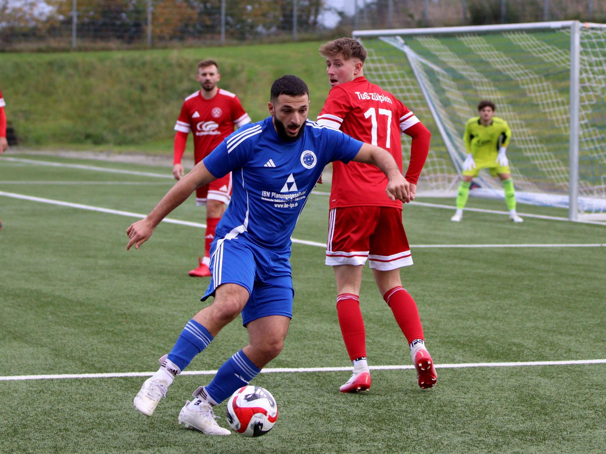 Youssef Khabbuz am Ball. Er hat seinen Gegenspieler ausgetanzt, der mit dem Rücken zu ihm steht.
