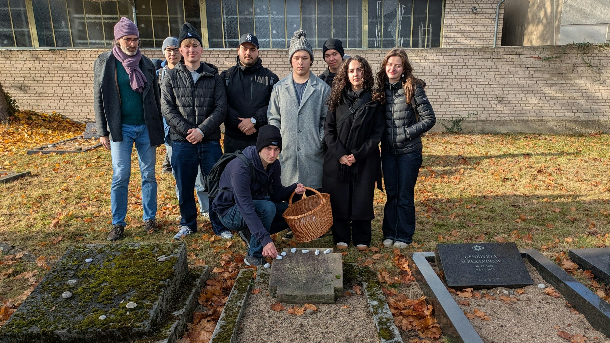 Schülerinnen und Schüler des Landrat-Lucas-Gymnasiums und ihr Lehrer Oliver Schonecke (l.) am Grab von Leo Rosenthal