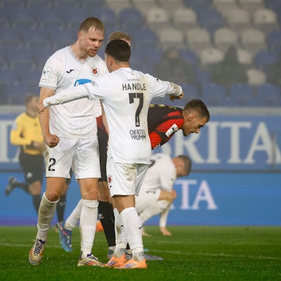 09.11.2025, xavx, Fussball 3.Liga, SV Wehen Wiesbaden - FC Viktoria Köln v.l. Lars Dietz FC Viktoria Köln, Simon Handle FC Viktoria Köln jubeln / jubelt nach Spielende. DFL/DFB REGULATIONS PROHIBIT ANY USE OF PHOTOGRAPHS as IMAGE SEQUENCES and/or QUASI-VIDEO Wiesbaden *** 09 11 2025, xavx, Soccer 3 Liga, SV Wehen Wiesbaden FC Viktoria Köln v l Lars Dietz FC Viktoria Köln , Simon Handle FC Viktoria Köln cheers after the end of the match DFL DFB REGULATIONS PROHIBIT ANY USE OF PHOTOGRAPHS as IMAGE SEQUENCES and or QUASI VIDEO Wiesbaden