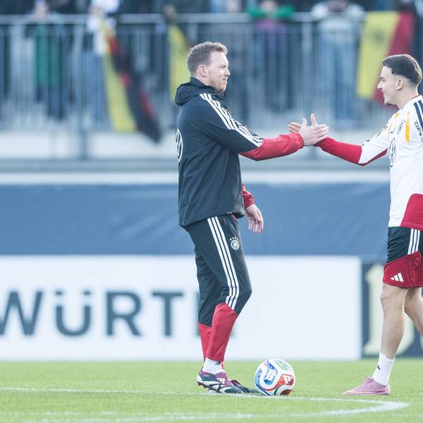 DFB Herren Trainingslager: Öffentliches Training 10.11.2025 Julian Nagelsmann Bundestrainer Deutschland und Said El Mala Deutschland begrüßen sich, Handshake DFB Herren Trainingslager: Öffentliches Training, Wolfsburg, AOK Stadion am 10.11.2025 *** DFB Mens Training Camp Public Training 10 11 2025 Julian Nagelsmann National Coach Germany and Said El Mala Germany greet each other, Handshake DFB Mens Training Camp Public Training, Wolfsburg, AOK Stadium on 10 11 2025 Copyright: xBEAUTIFULxSPORTS/Wunderlx