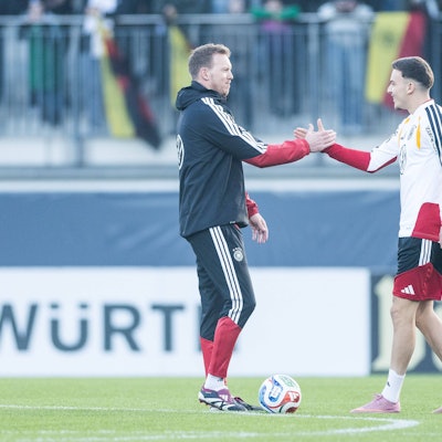 DFB Herren Trainingslager: Öffentliches Training 10.11.2025 Julian Nagelsmann Bundestrainer Deutschland und Said El Mala Deutschland begrüßen sich, Handshake DFB Herren Trainingslager: Öffentliches Training, Wolfsburg, AOK Stadion am 10.11.2025 *** DFB Mens Training Camp Public Training 10 11 2025 Julian Nagelsmann National Coach Germany and Said El Mala Germany greet each other, Handshake DFB Mens Training Camp Public Training, Wolfsburg, AOK Stadium on 10 11 2025 Copyright: xBEAUTIFULxSPORTS/Wunderlx