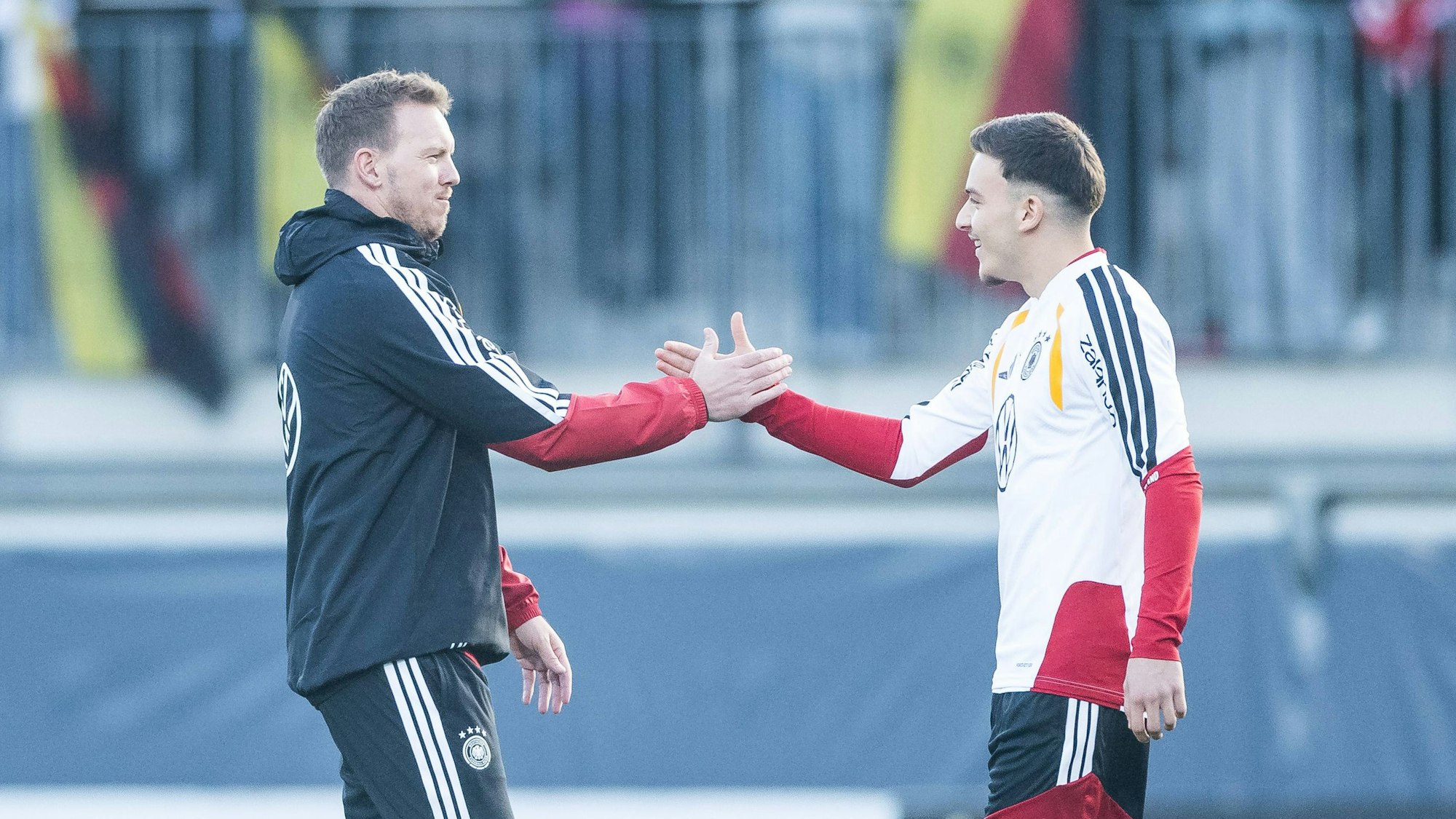 DFB Herren Trainingslager: Öffentliches Training 10.11.2025 Julian Nagelsmann Bundestrainer Deutschland und Said El Mala Deutschland begrüßen sich, Handshake DFB Herren Trainingslager: Öffentliches Training, Wolfsburg, AOK Stadion am 10.11.2025 *** DFB Mens Training Camp Public Training 10 11 2025 Julian Nagelsmann National Coach Germany and Said El Mala Germany greet each other, Handshake DFB Mens Training Camp Public Training, Wolfsburg, AOK Stadium on 10 11 2025 Copyright: xBEAUTIFULxSPORTS/Wunderlx