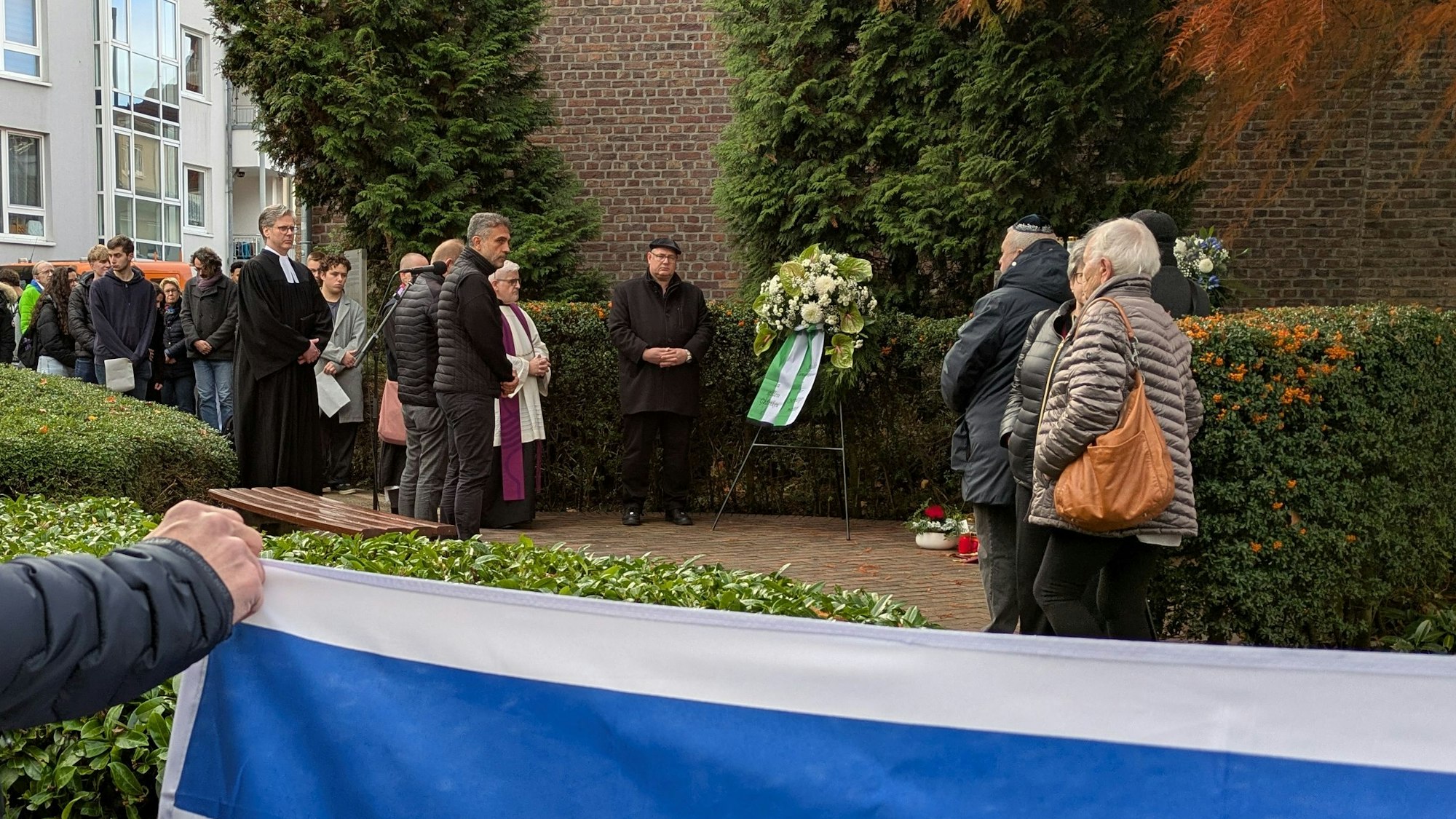 Die Gedenkstunde begann auf dem Platz der Synagoge in Opladen.