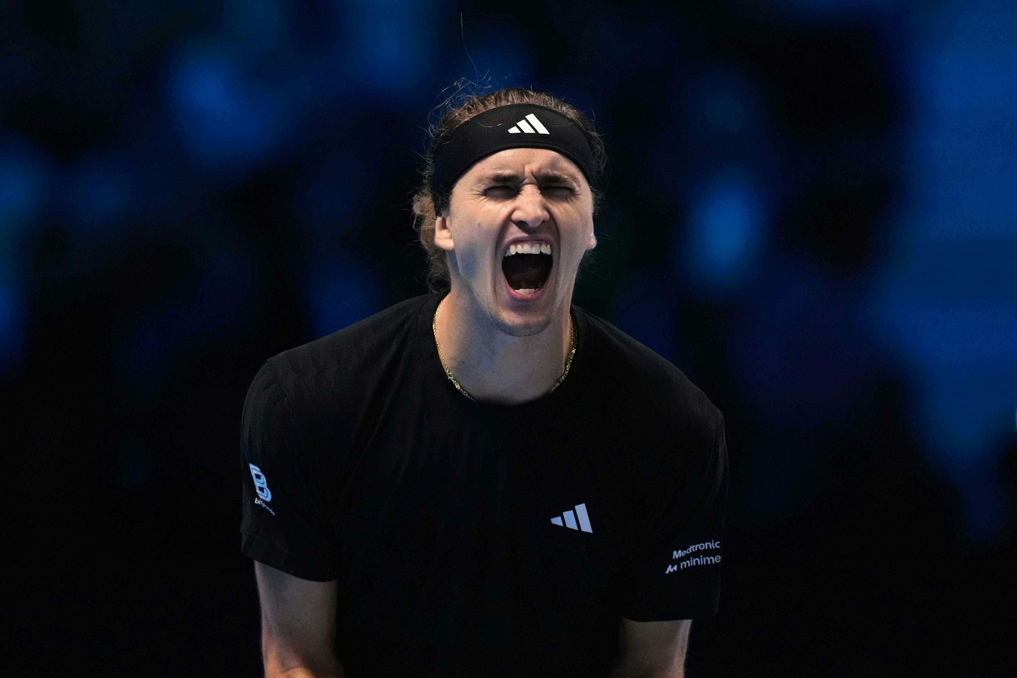 Alexander Zverev schreit seine Freude über den Auftaktsieg bei den ATP Finals heraus.