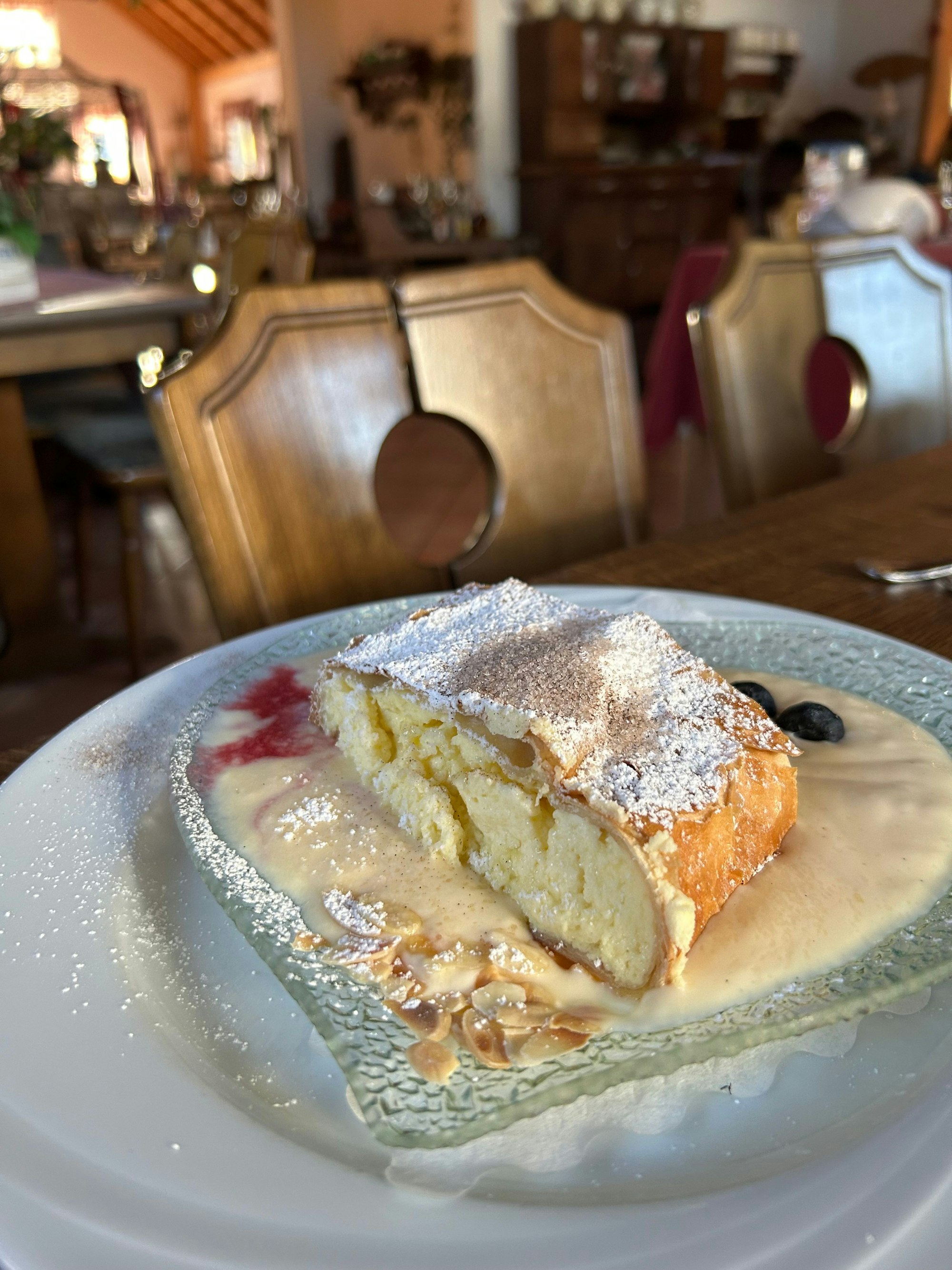 Zum Nachtisch wird gern der luftige „Topfenschmarrn“ bestellt, ein Dessert aus Quark und Grieß mit Vanillesoße.