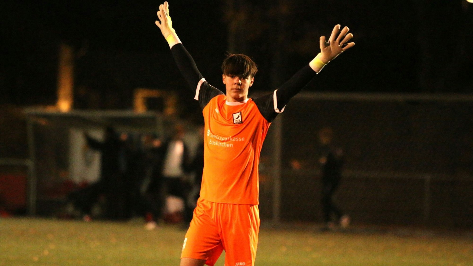 JSG-Erft-A-Jugend-Torwart Julian Vlatten reißt die Arme zum Jubel hoch.