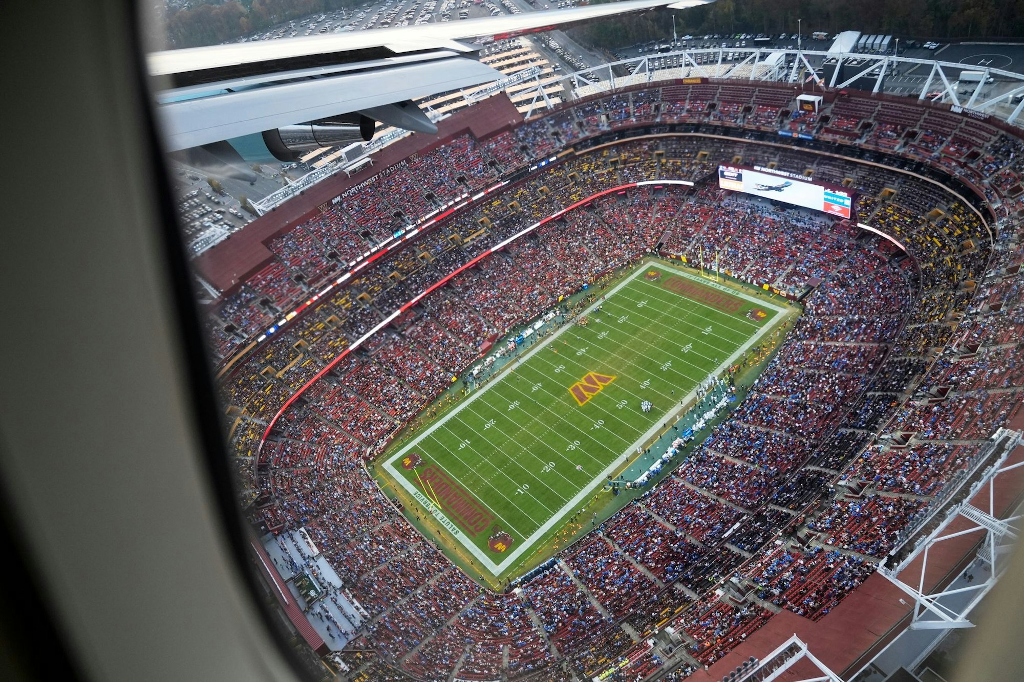 Blick aus der Air Force One beim Tiefflug über dem Stadion der Washington Commanders.