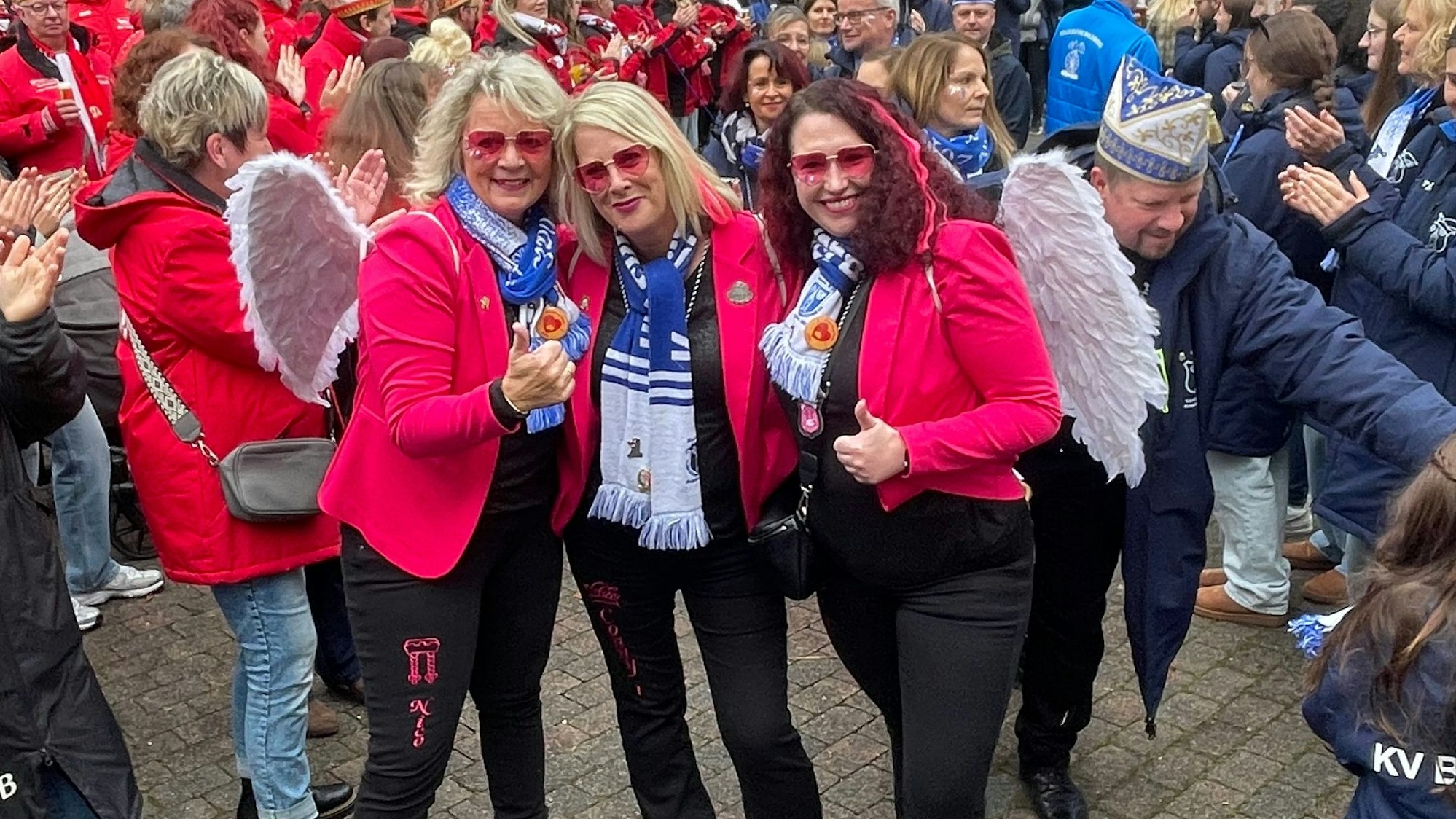 In pinkem Dress eröffneten (v.l.) Jungfrau Nico, Prinzessin Conny I. und Bäuerin Melli die neue Karnevalssession in Bielstein.