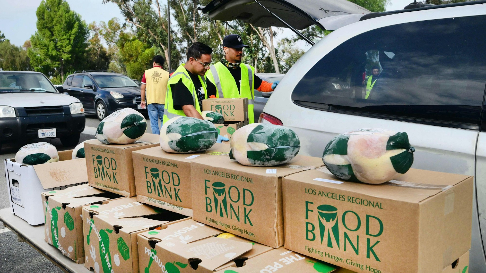 Das Bild zeigt eine Lebensmittelausgabe der Tafeln Los Angeles in Folge des Shutdowns am 5. November 2025.