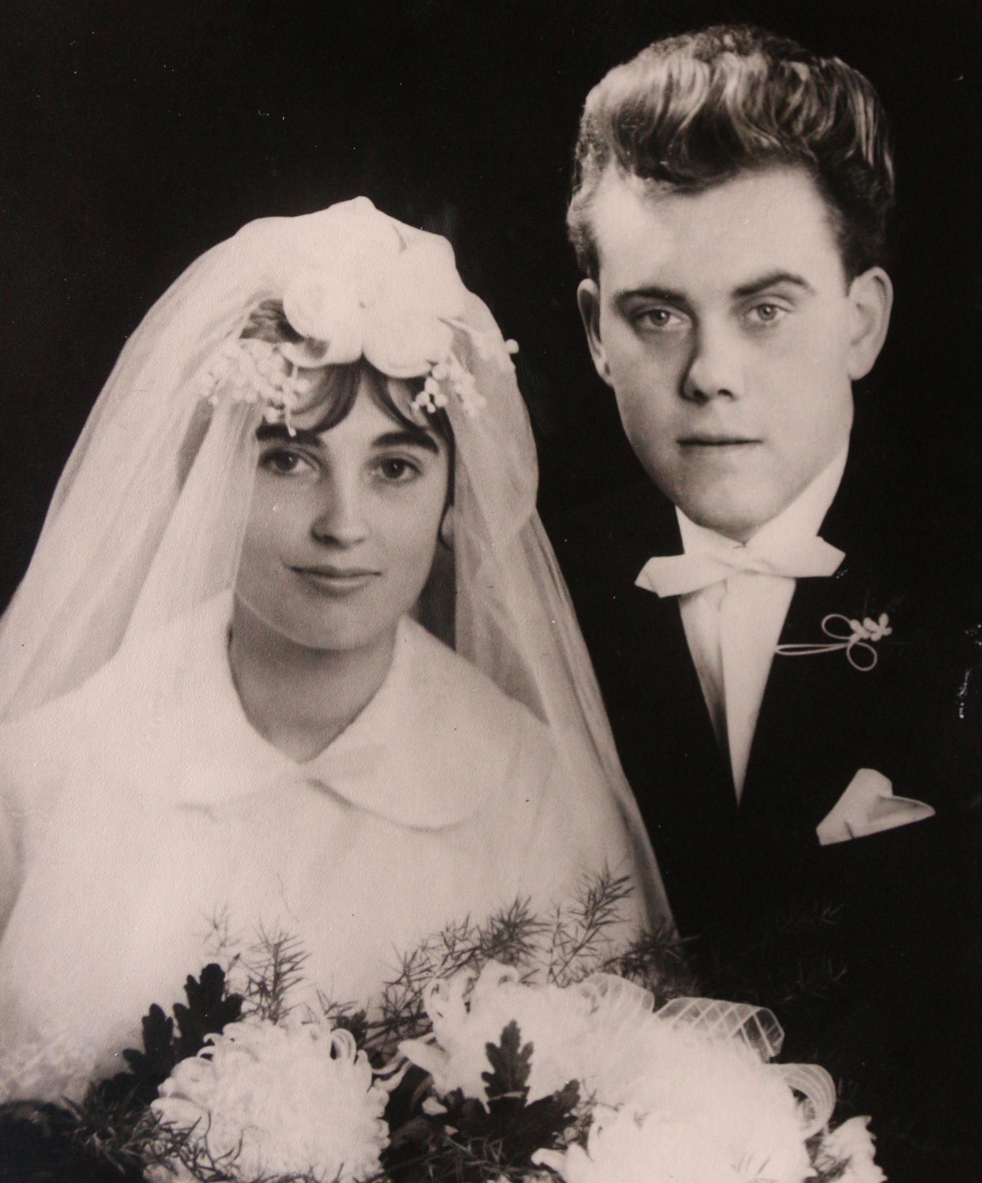 Auf dem Bild ist das Jubelpaar am Hochzeitstag vor 65 Jahren zu sehen.