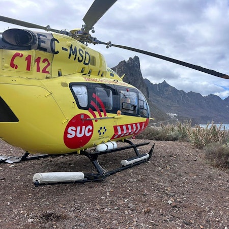 Ein Helikopter von dem kanarischen Rettungsdienst (SUC) steht in der Nähe vom Strand von Roque de Las Bodegas.