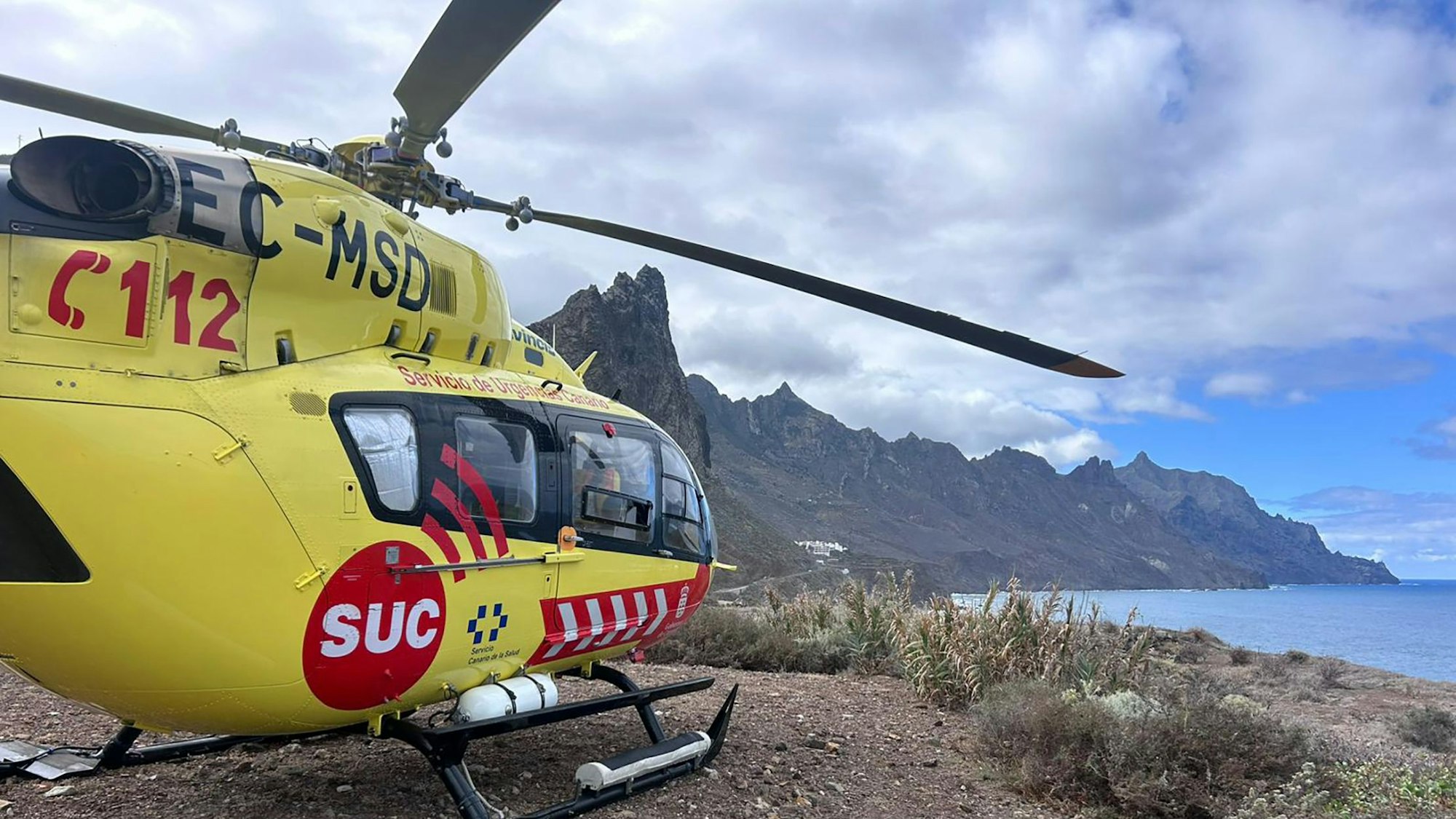 Ein Helikopter von dem kanarischen Rettungsdienst (SUC) steht in der Nähe vom Strand von Roque de Las Bodegas.