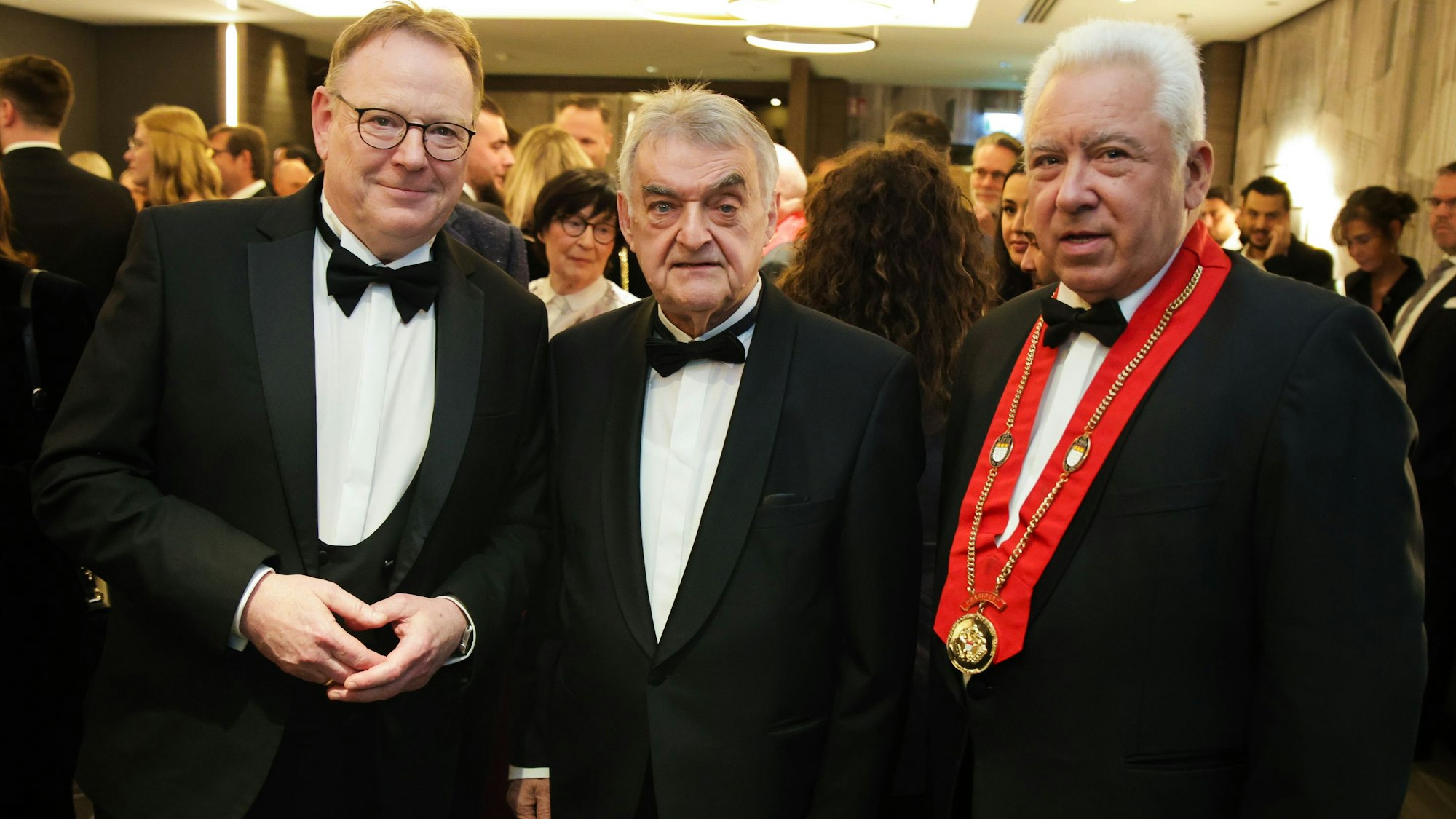 09.11.2025, Köln : v.l.n.r: OB Köln Torsten Burmester. und Herbert Reul ( Innenminister NRW). und Ernst Vleer ( 1. Vorsitzender des Colonia Kochkunstverein und Gasteria 1884.e.V. Verleihung des Fritz Schramma Preis 2025 in Abwesenheit an Sanna Marin .Foto:Dirk Borm