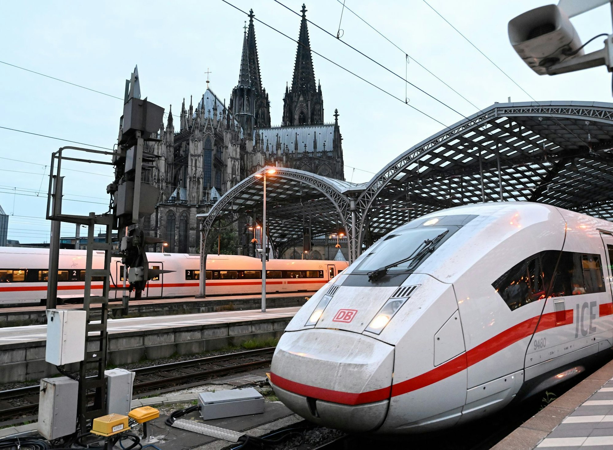 1.300 Züge pro Tag, hunderttausende Reisende: Der Kölner Hauptbahnhof ist eine zentrale Drehscheibe für den Bahnverkehr. (Archivbild)