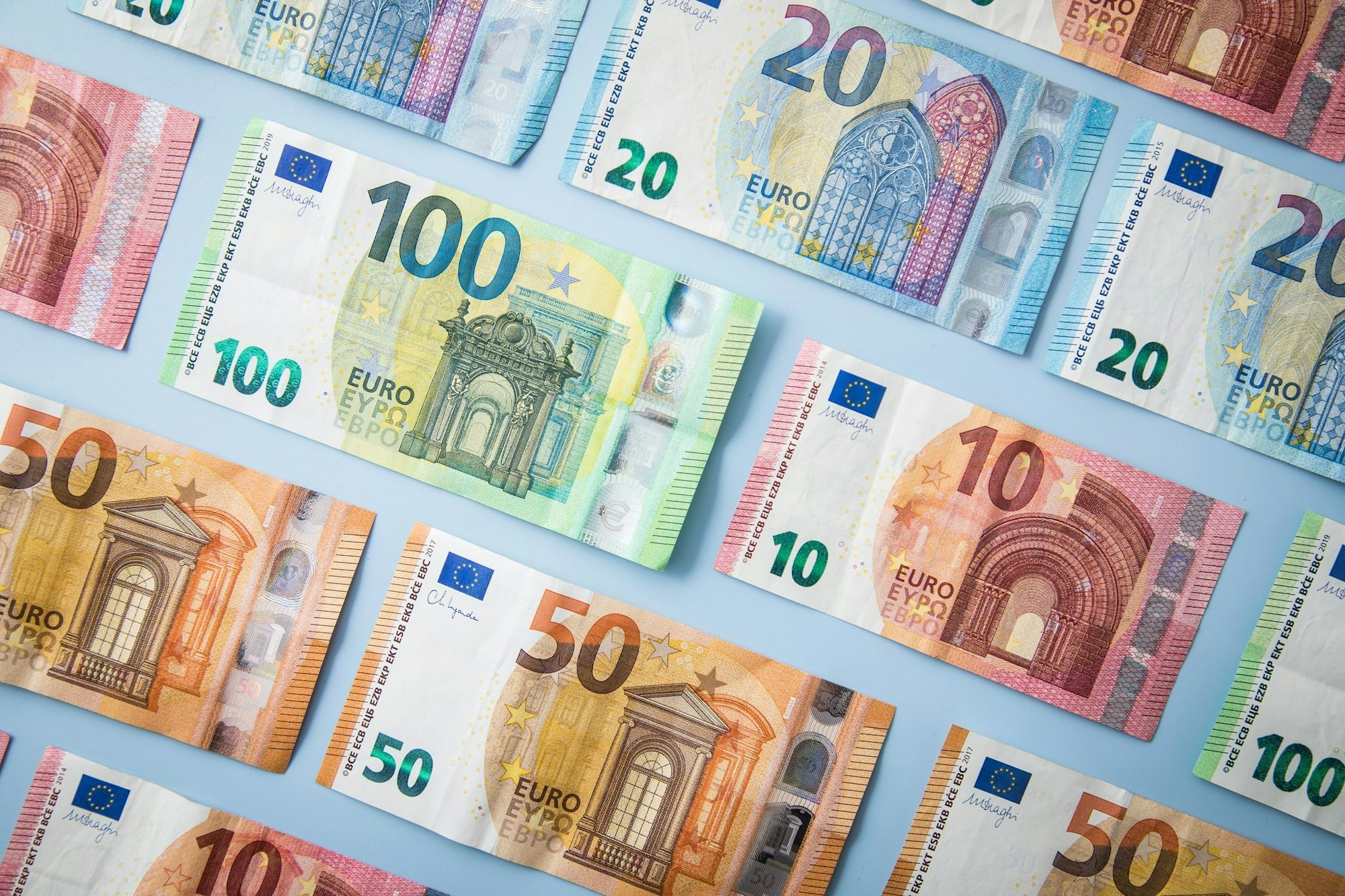 Bar Erspartes bei der Geldanlage splitten oder am Stück investieren? Das hängt ganz vom jeweiligen Anlagehorizont ab.