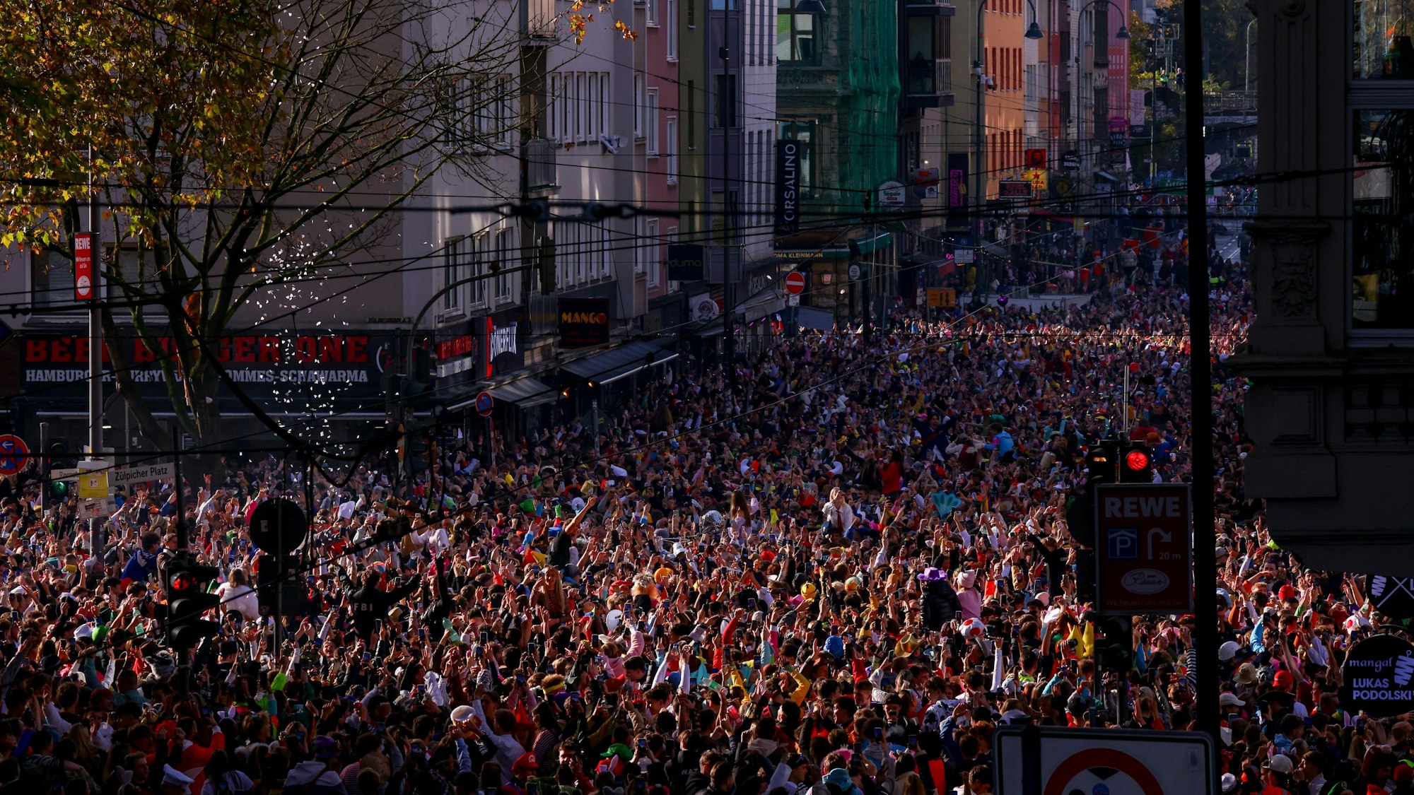 Jecke feiern am 11.11. auf der Zülpicher Straße in Köln. Der Zugang zum Kwartier Lätang ist seit halb 12 Uhr gesperrt.