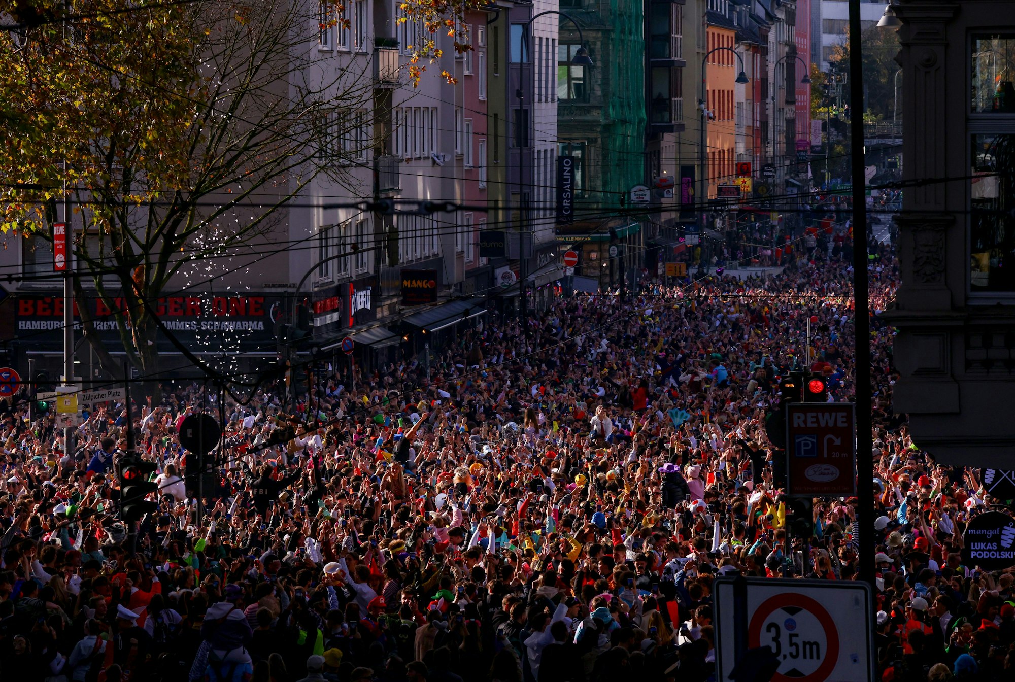 Jecke feiern am 11.11. auf der Zülpicher Straße in Köln. Der Zugang zum Kwartier Lätang ist seit halb 12 Uhr gesperrt.