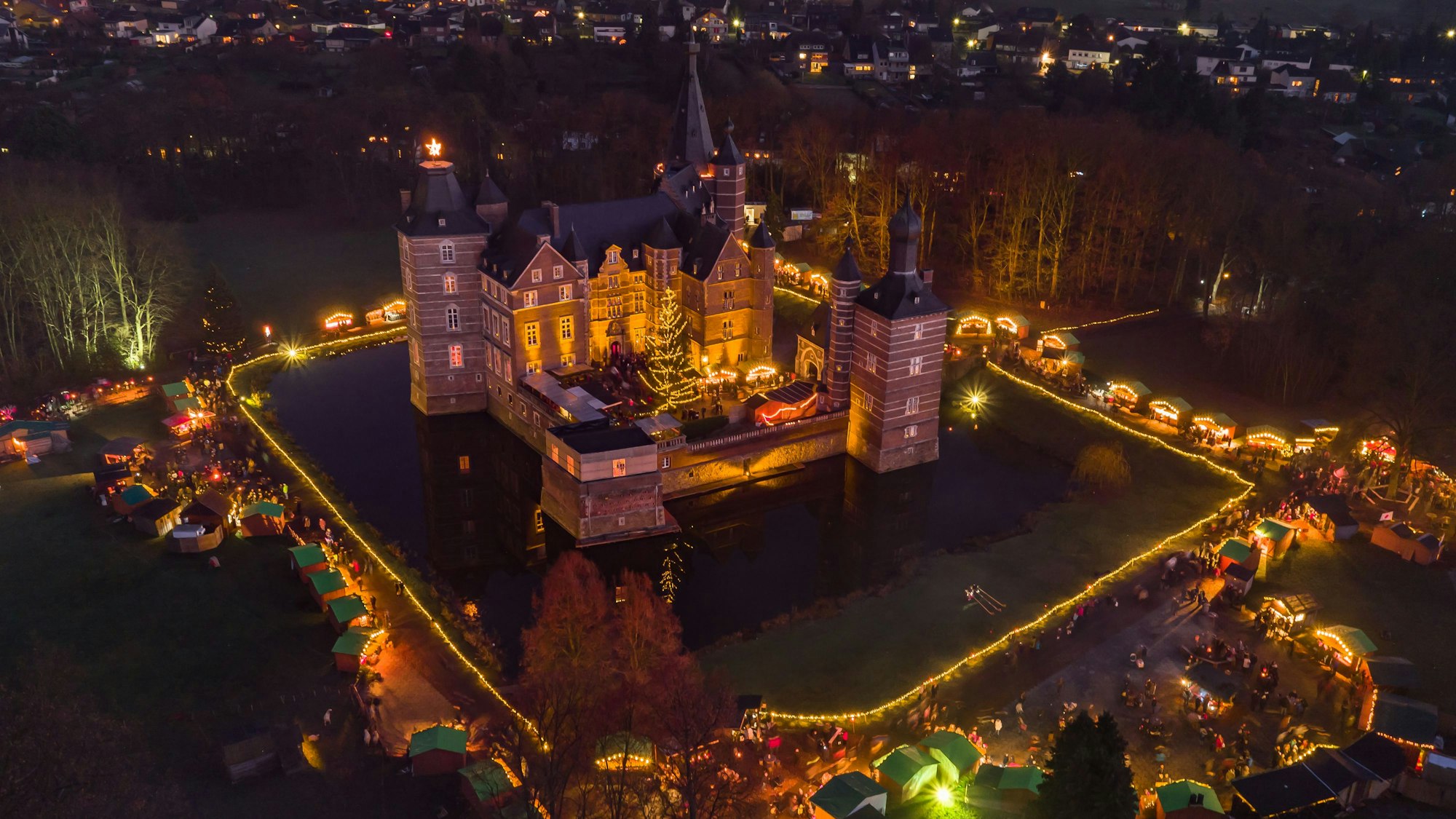 Romantischer Weihnachtsmarkt mit traditionellem Handwerkstreiben auf Schloss Merode, Luftaufnahme, Nacht, Schloss Merode, beleuchtet (Foto: Panoramapilot hfr)