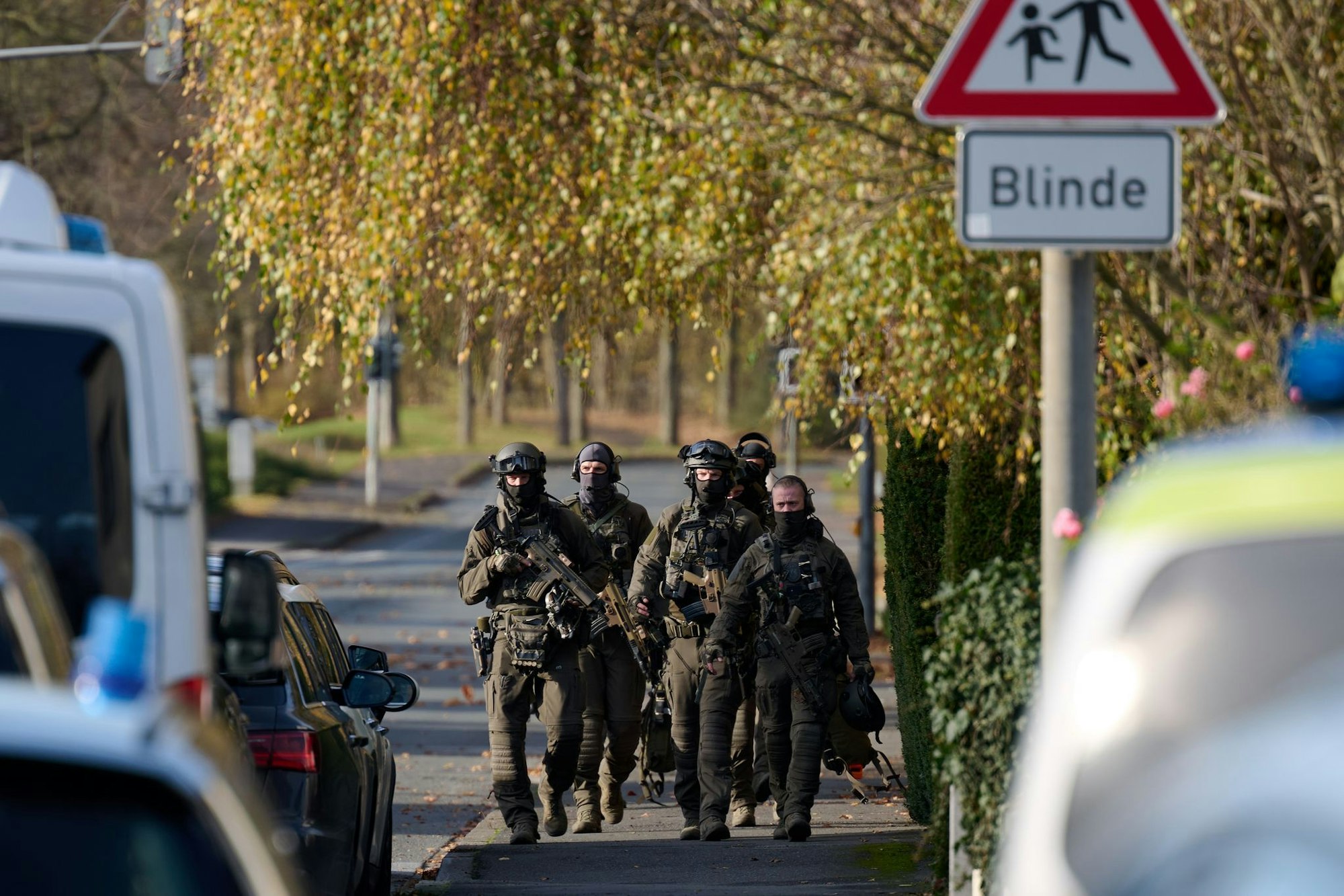 Polizisten in schwerer Montur rückten wegen einer möglichhen Gefahrenlage aus