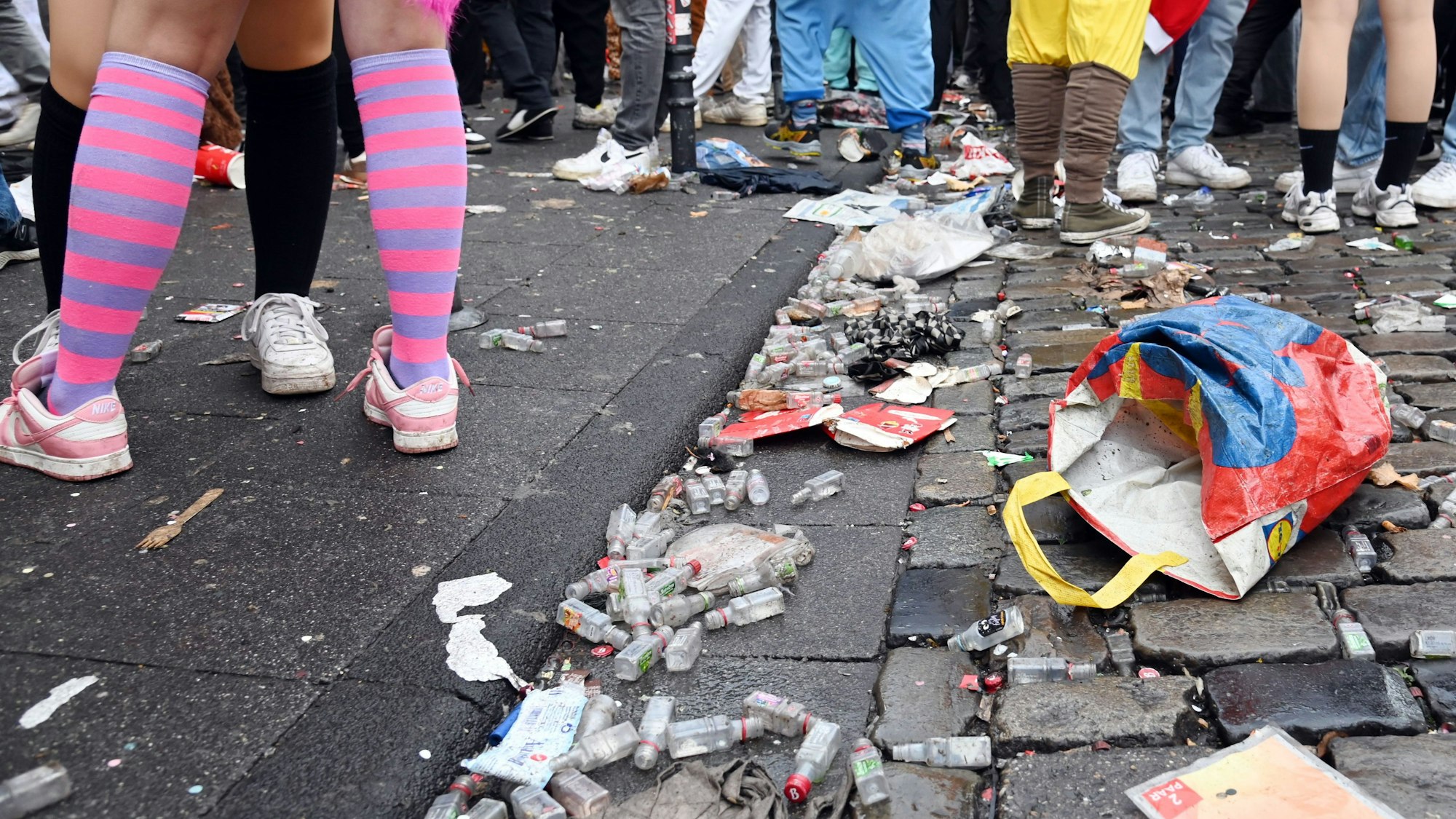 Am Nachmittag nahm die Vermüllung im Zülpicher Viertel nochmal deutlich zu.