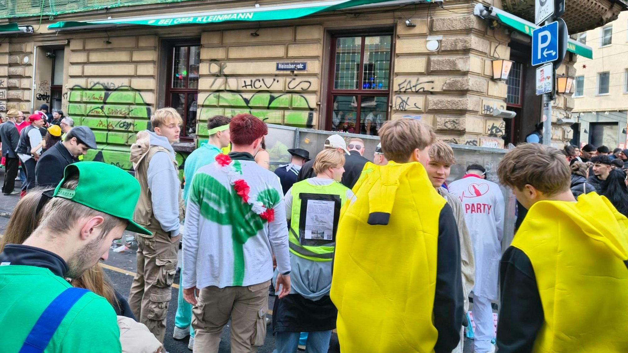 Bei Oma Kleinmann wird auch gefeiert. Eintritt nur mit Tickets. Der Anblick ist kurios, vor dem Fenster stehen die Urinale.
