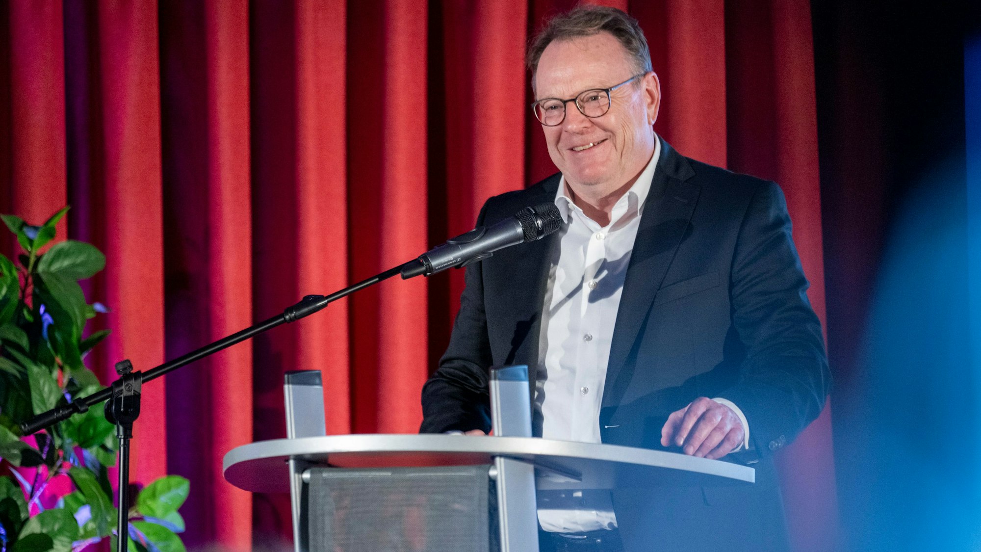 10.11.2025, Köln: Torsten Burmester gratulierte den Preisträgern. Im Neven DuMont Haus wurde der Kölner RECHERCHEPREIS verliehen. Foto: Uwe Weiser