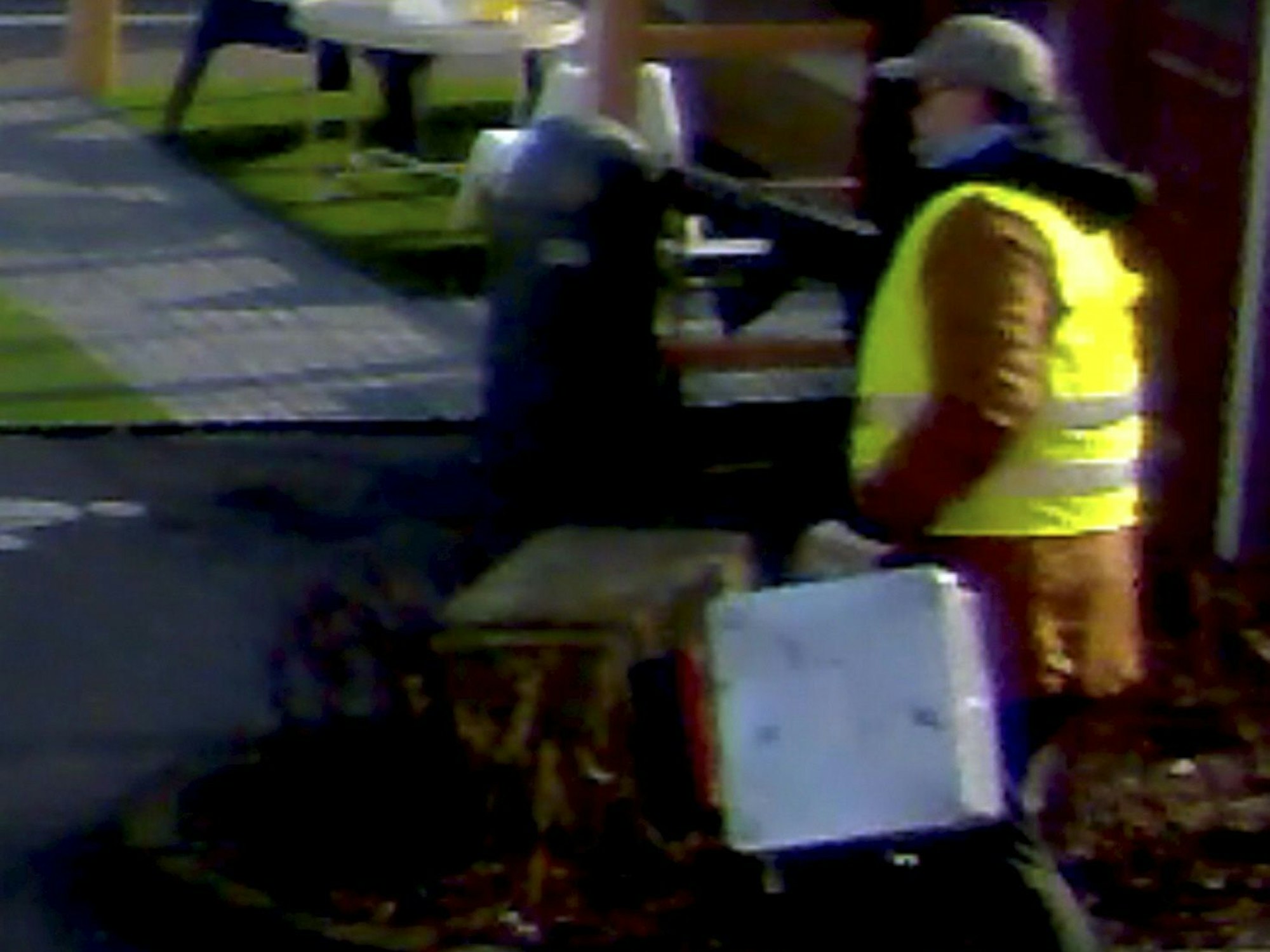 Dieses Fahndungsfoto zeigt den Räuber im März 2018 mit Maschinenpistole und Geldkoffer auf dem Parkplatz von Ikea in Köln-Godorf.