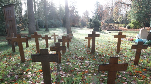 Auf dem Siegburger Nordfriedhof gibt es ein Gräberfeld für Unbedachte, auf dem symbolische Holzkreuze stehen.