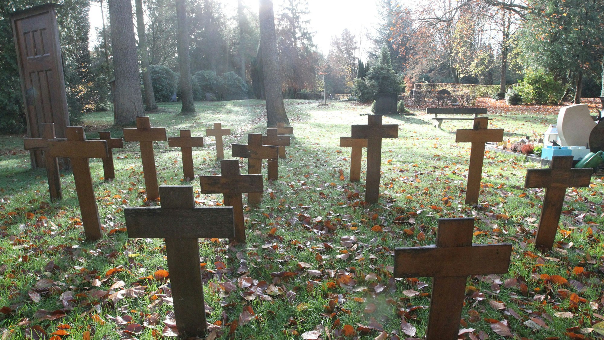 Auf dem Siegburger Nordfriedhof gibt es ein Gräberfeld für Unbedachte, auf dem symbolische Holzkreuze stehen.