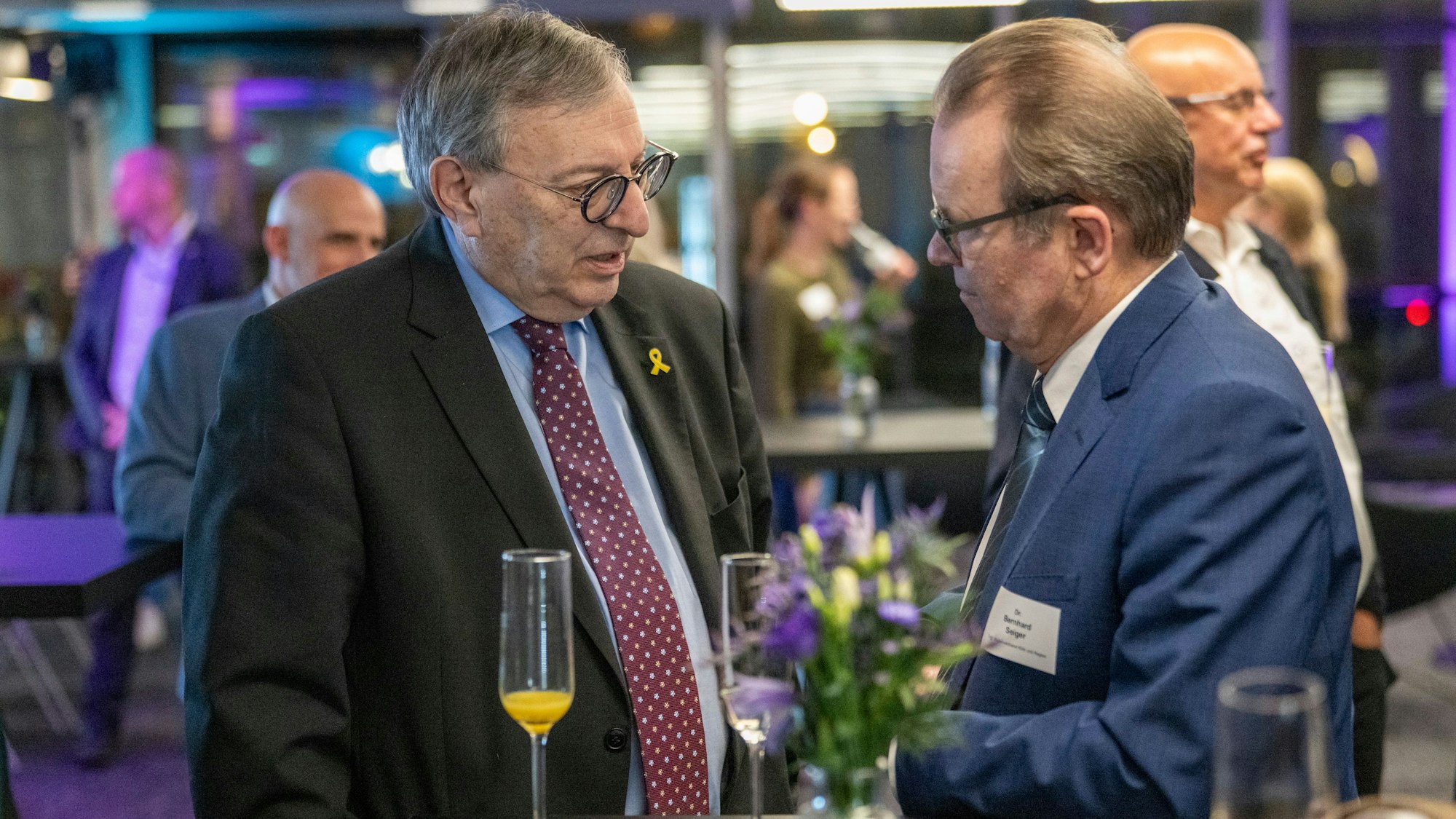 Abraham Lehrer (links), Vizepräsident des Zentralrats der Juden in Deutschland und Vorstand der Synagogengemeinde Köln, im Gespräch mit Stadtsuperintendent Bernhard Seiger beim Empfang im Neven DuMont Haus vor der Verleihung des „Kölner Recherchepreises“ 2025