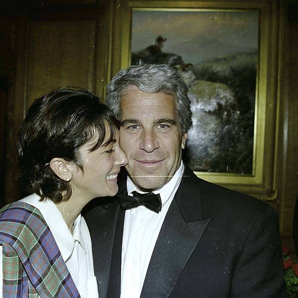 Ghislaine Maxwell lächelt neben Jeffrey Epstein.