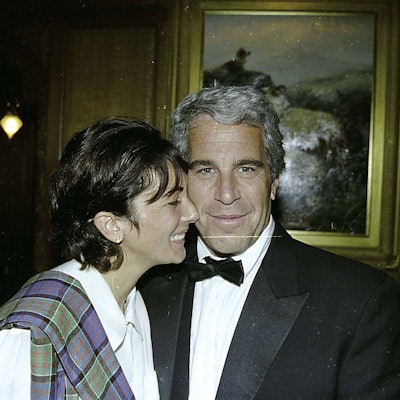 Ghislaine Maxwell lächelt neben Jeffrey Epstein.