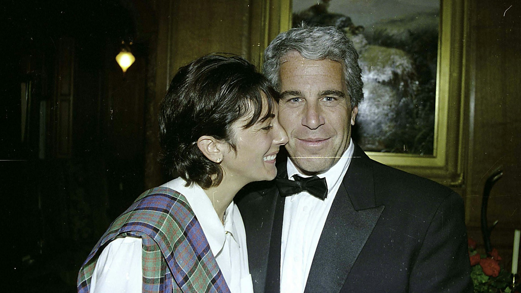 Ein undatierte Aufnahme zeigt Ghislaine Maxwell zusammen mit Jeffrey Epstein. (Archivbild)