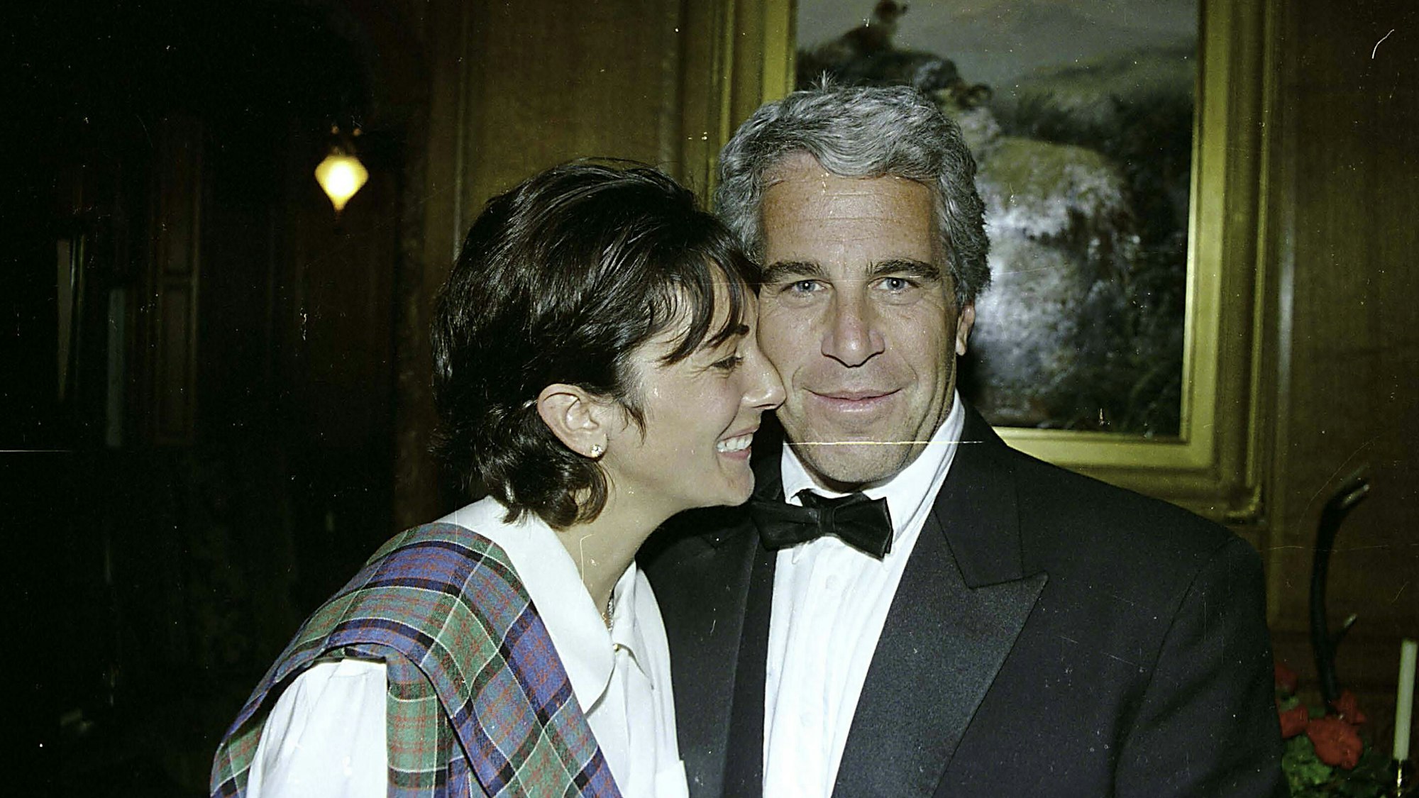 Ghislaine Maxwell lächelt neben Jeffrey Epstein.
