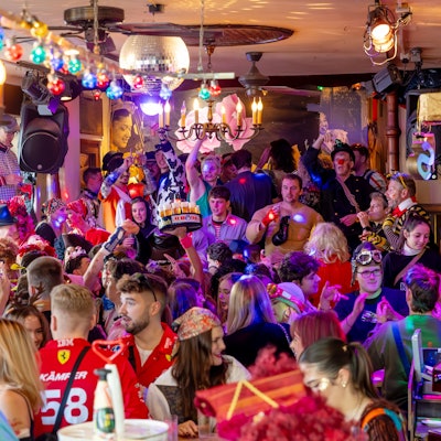 11.11.2025
Köln:
Reportage über den Kneipenkarneval zur Sessionseröffnung „Elfter im Elften“ in der Südstadt und dem Belgisches Viertel.
ausgelassene Stimmung um 11.11 Uhr in der Ubierschänke
Foto: Martina Goyert