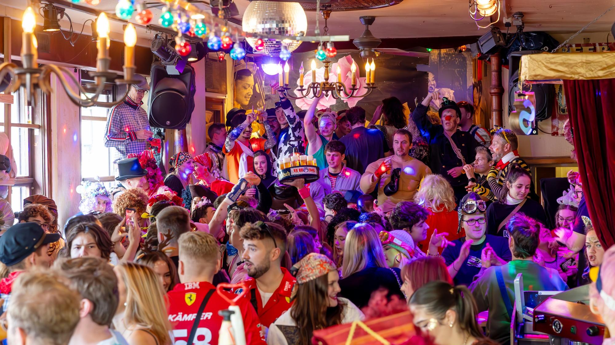 11.11.2025
Köln:
Reportage über den Kneipenkarneval zur Sessionseröffnung „Elfter im Elften“ in der Südstadt und dem Belgisches Viertel.
ausgelassene Stimmung um 11.11 Uhr in der Ubierschänke
Foto: Martina Goyert