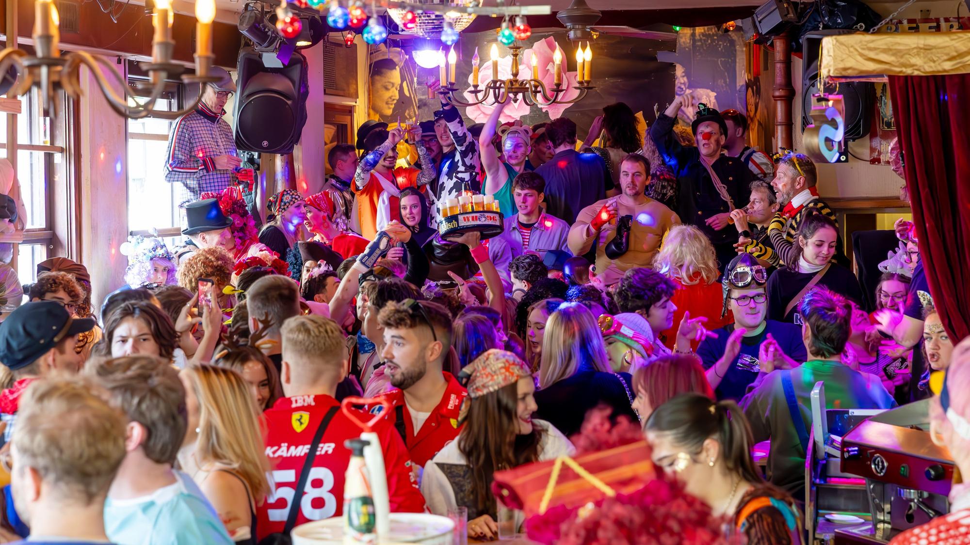 11.11.2025
Köln:
Reportage über den Kneipenkarneval zur Sessionseröffnung „Elfter im Elften“ in der Südstadt und dem Belgisches Viertel.
ausgelassene Stimmung um 11.11 Uhr in der Ubierschänke
Foto: Martina Goyert